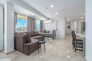 Smart TV, books, offices - Urban Loft with balcony across the Acropolis! (Athina)