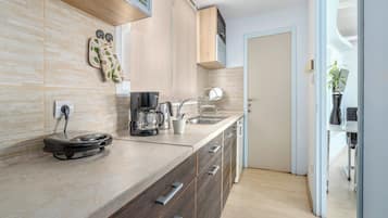 Fridge, oven, stovetop, coffee/tea maker