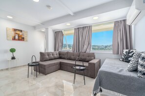 Smart TV, books, offices - Urban Loft with balcony across the Acropolis! (Athina)