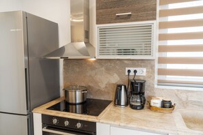 Kühlschrank, Ofen, Herdplatte, Wasserkocher mit Kaffee-/Teezubehör