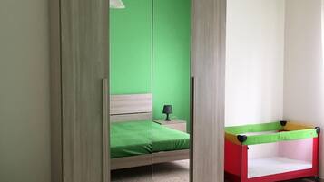 2 bedrooms, iron/ironing board, WiFi