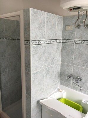 Douche, séchoir à cheveux, bidet, savon