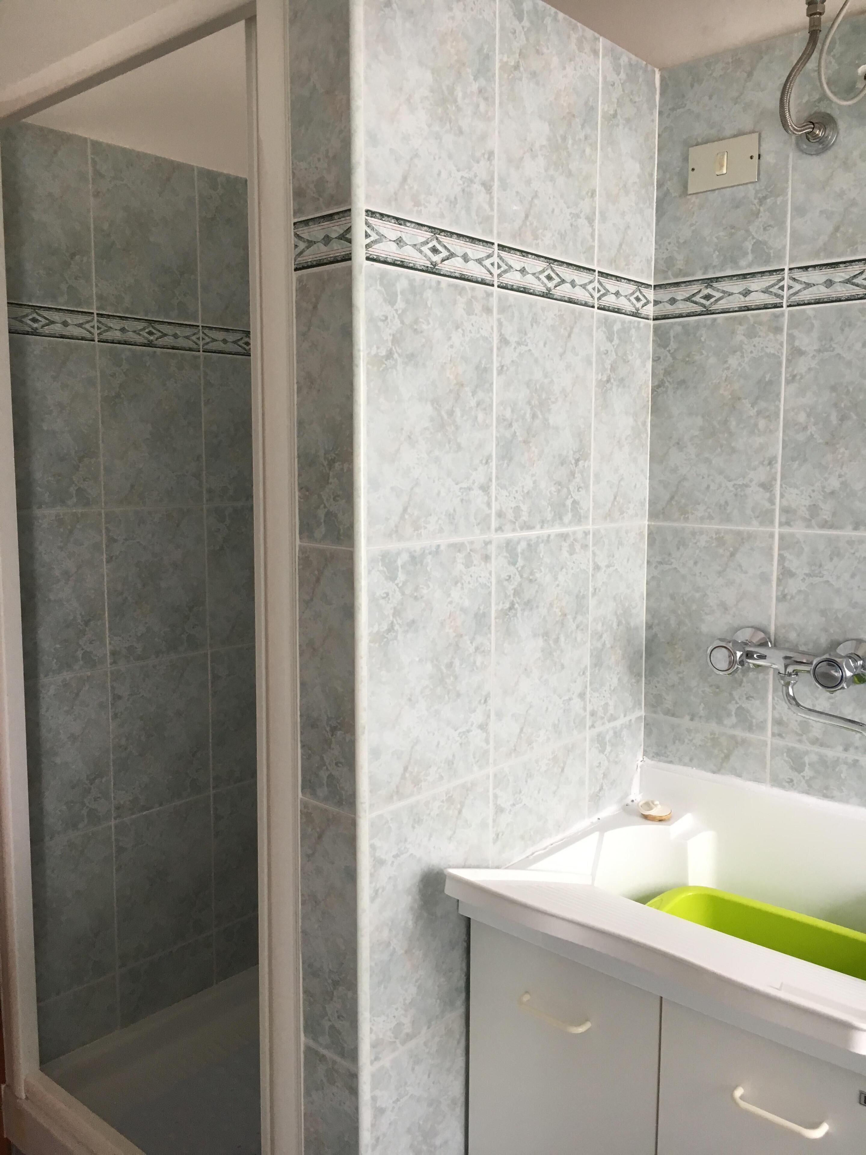 Douche, sèche-cheveux, bidet, savon