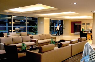 1 habitación, muebles diferentes y espacio para trabajar con laptop 