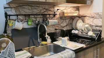 Kondominium Standar, 1 Tempat Tidur Queen dengan tempat tidur Sofa, Bebas Asap Rokok | Dapur kecil pribadi | Lemari es besar, microwave, kompor, dan mesin pembuat kopi/teh