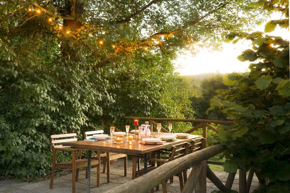 Outdoor dining - Old farmhouse surrounded by olive groves, near the village, 5 places, first floor, swimming pool (Monte San Savino)