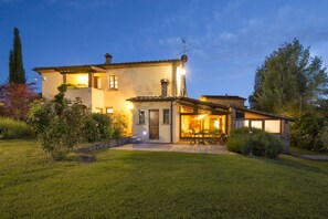 Exterior - Old farmhouse surrounded by olive groves, near the village, 5 places, first floor, swimming pool (Monte San Savino)