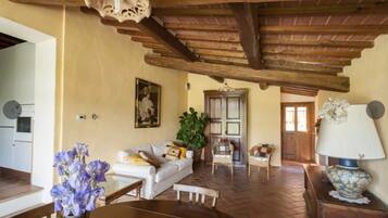 TV, tavolo da calcetto, tavolo da ping pong, libri