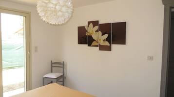2 habitaciones, tabla de planchar con plancha y cuna de viaje
