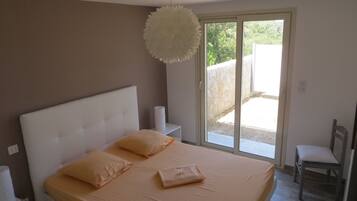 2 habitaciones, tabla de planchar con plancha y cuna de viaje