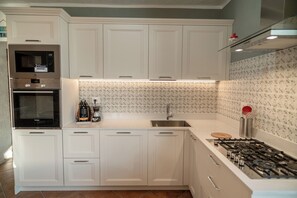 Geladeira, micro-ondas, fogão, cooktop