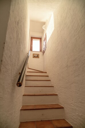 Interior - BEAUTIFUL LAKE OF GARDA VIEW, surrounded by greenery, WI-FI and AIR CONDITIONING included. (Torri del Benaco (VR))