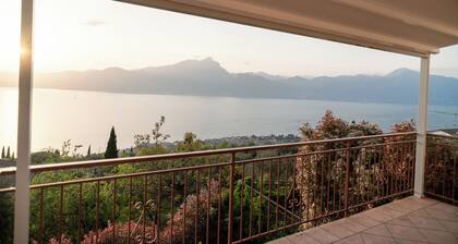 BEAUTIFUL LAKE OF GARDA VIEW, surrounded by greenery, WI-FI and AIR CONDITIONING included.