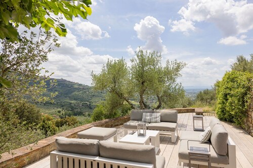 Villa in Cortona with 4 bedrooms sleeps 8