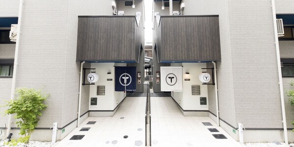 Vista frontal de la propiedad