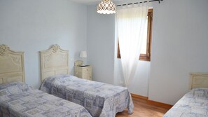 2 habitaciones, tabla de planchar con plancha, cuna de viaje y wifi 