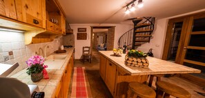 Frigorifero, forno, piano cottura, macchina per tè/caffè