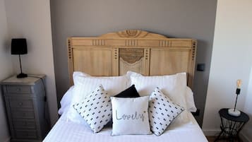 3 bedrooms, desk, Internet, bed sheets