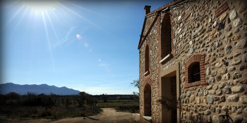 Traditionelles Bauernhaus im Herzen eines Weinbergs mit Panoramablick. 
