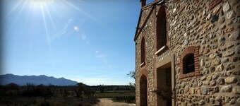 Traditional farmhouse in the heart of a vineyard with panoramic views. 