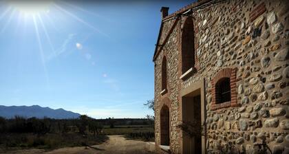 Traditionelles Bauernhaus im Herzen eines Weinbergs mit Panoramablick.