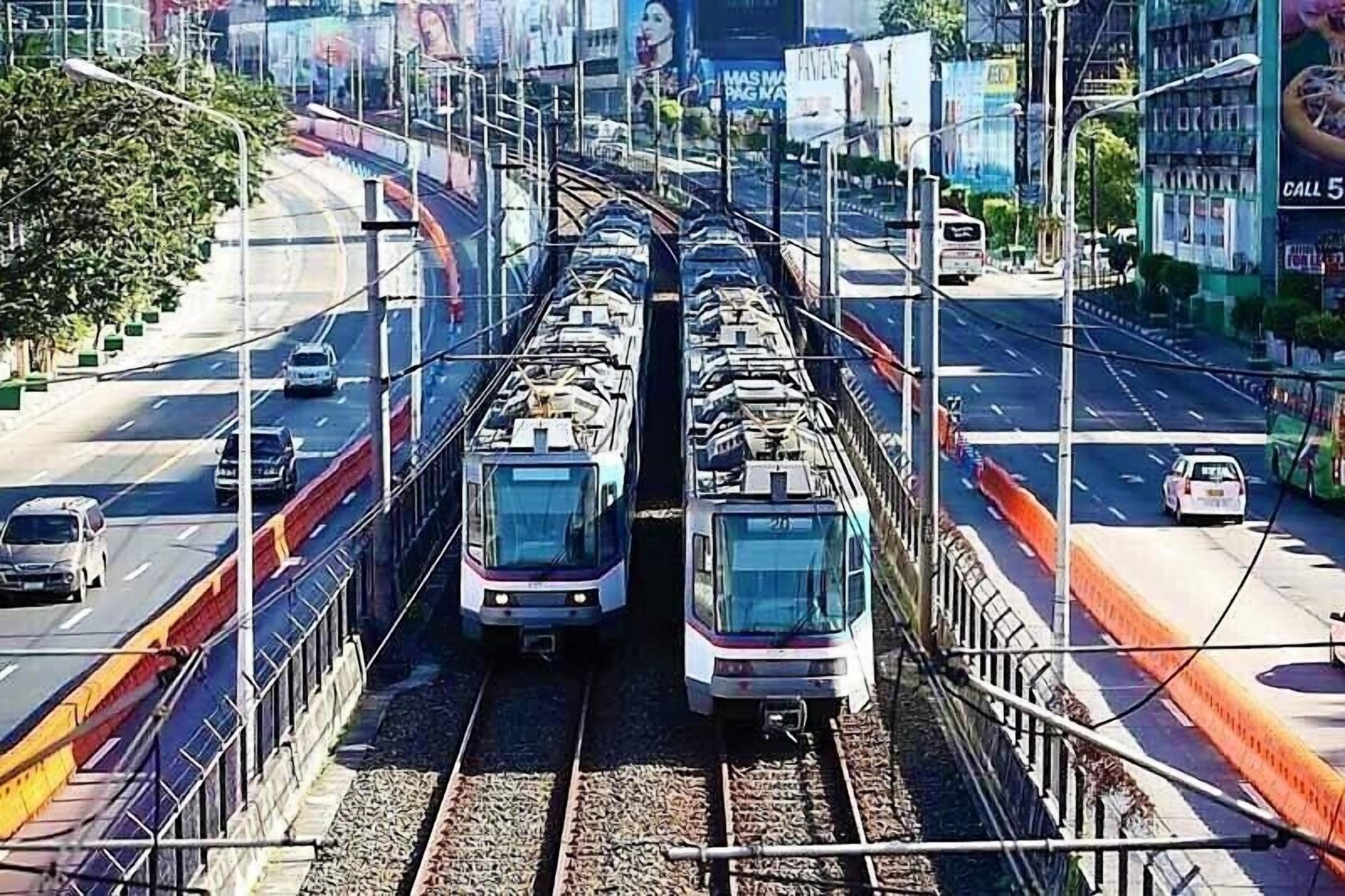 Una estación de tren con varias vías y trenes.