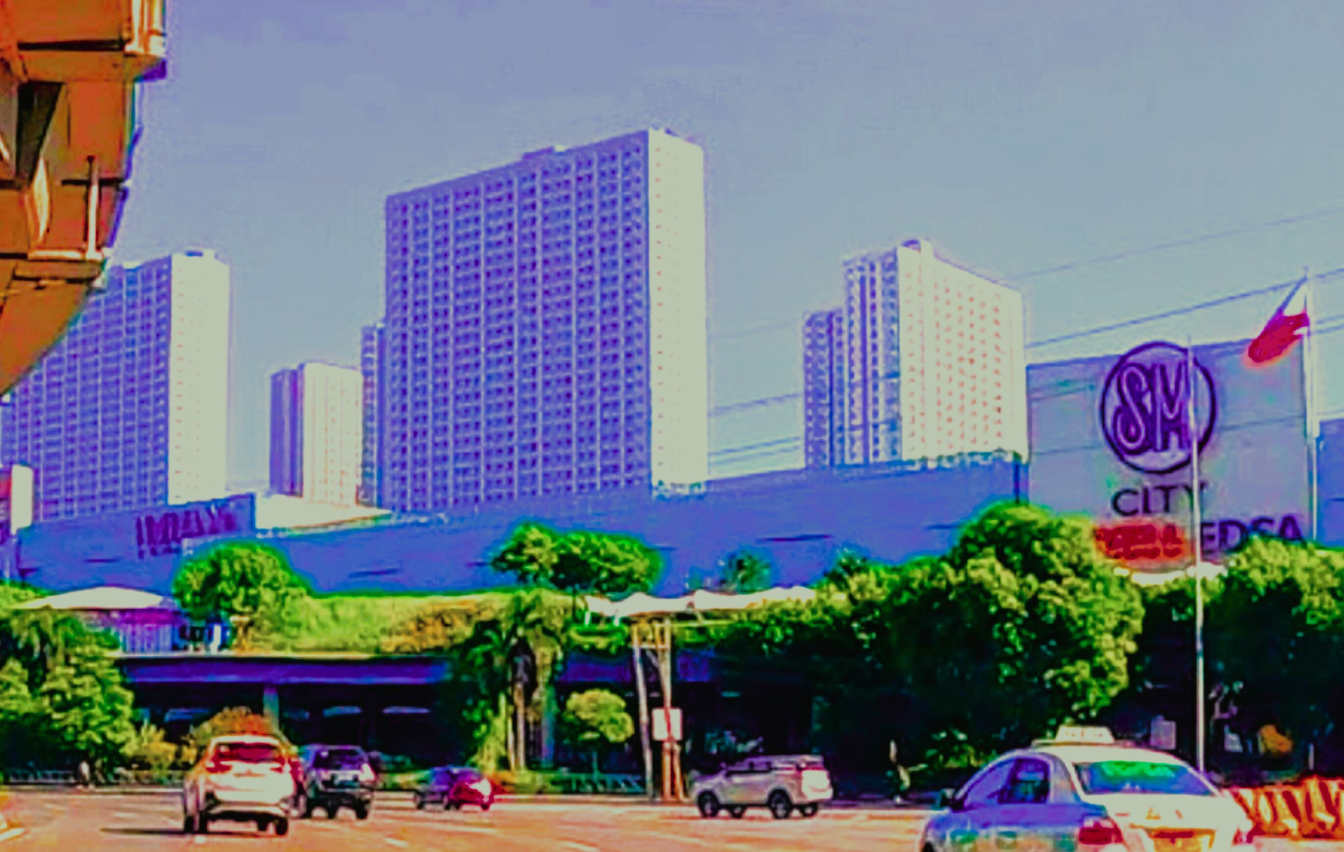 Un paisaje urbano con rascacielos, un cartel que dice 'City Center' y una intersección de tráfico.