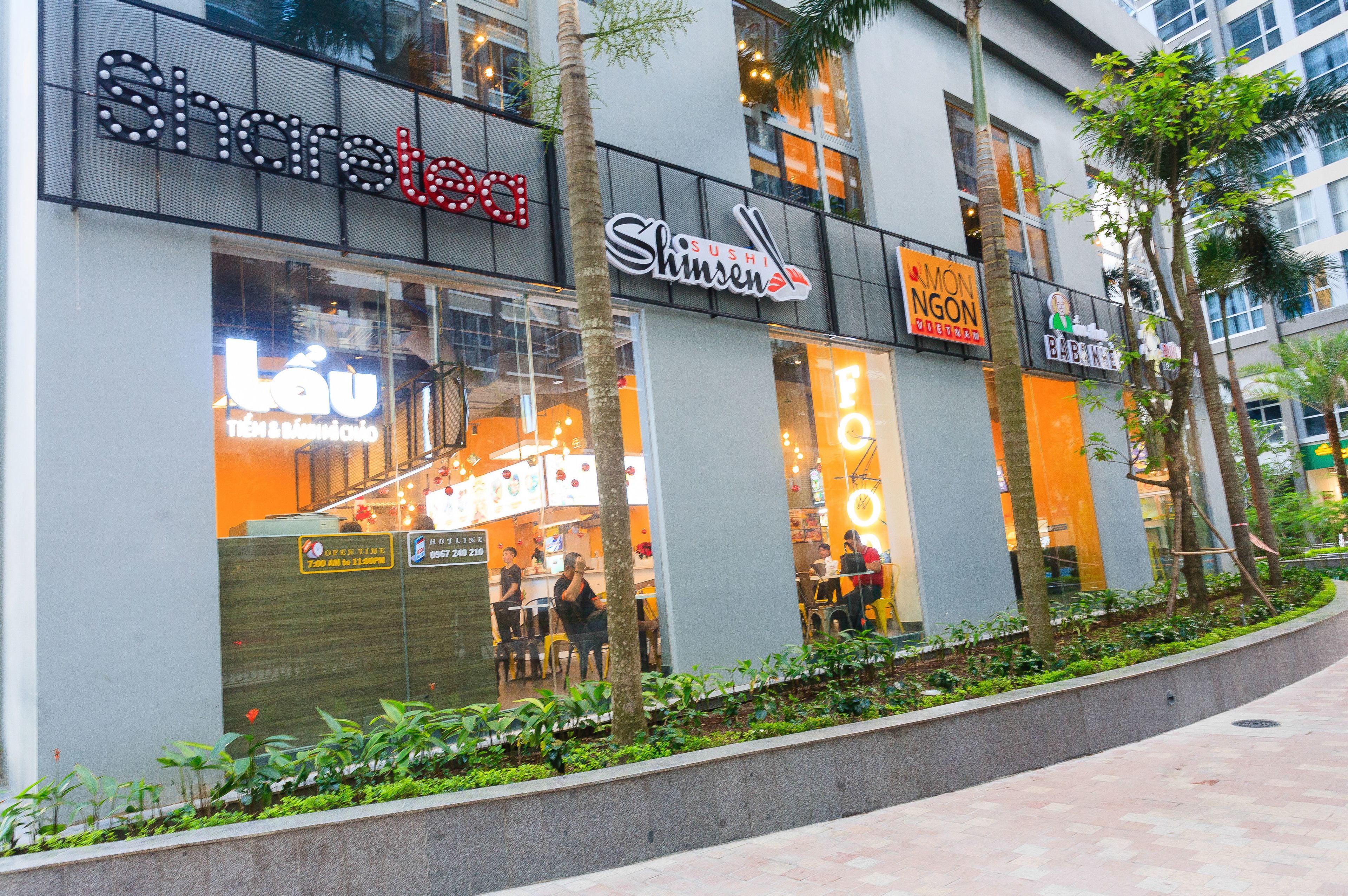 10 restaurants, breakfast served