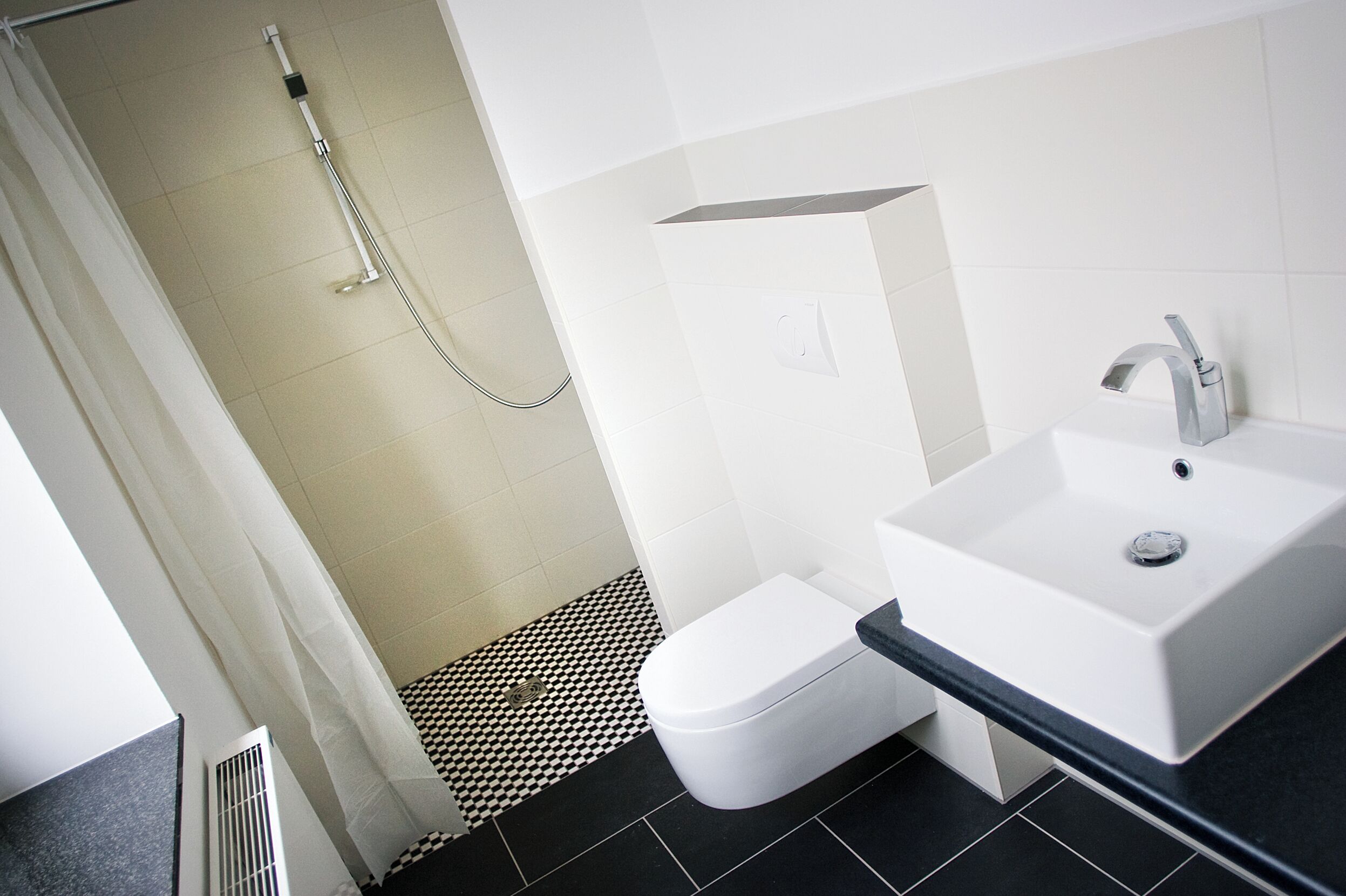 Badewanne, kostenlose Toilettenartikel, Haartrockner, Bidet