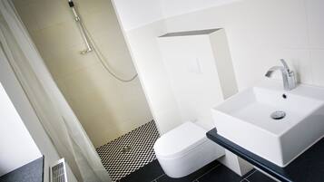 Badewanne, kostenlose Toilettenartikel, Haartrockner, Bidet