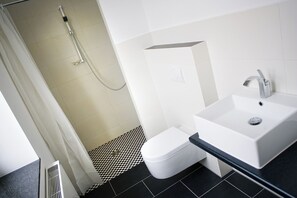 Badewanne, kostenlose Toilettenartikel, Haartrockner, Bidet