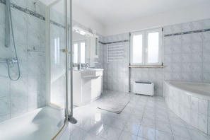 Combined shower/tub, bidet, towels, toilet paper