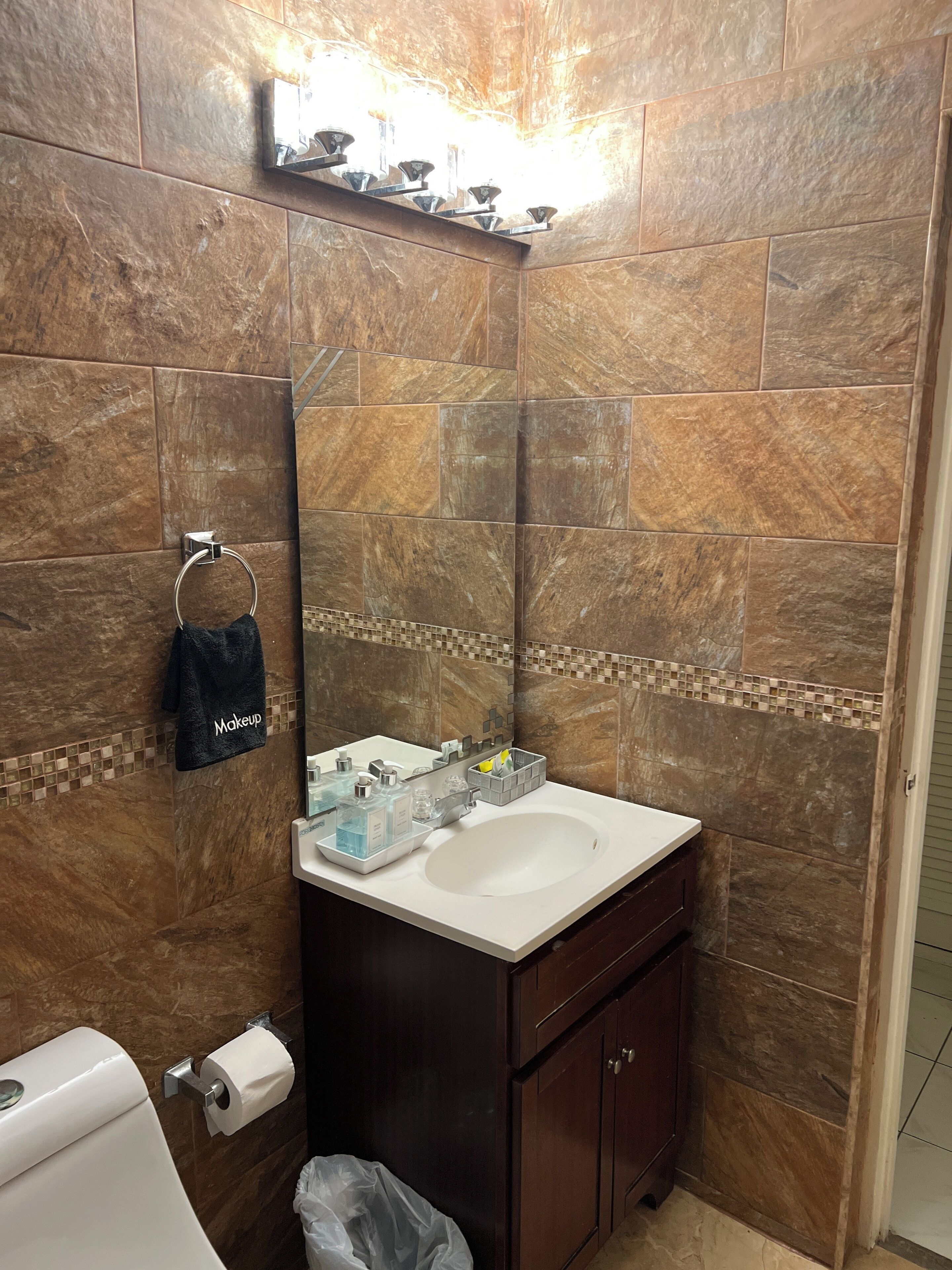 deep-soaking bathtub, hydromassage showerhead, free toiletries