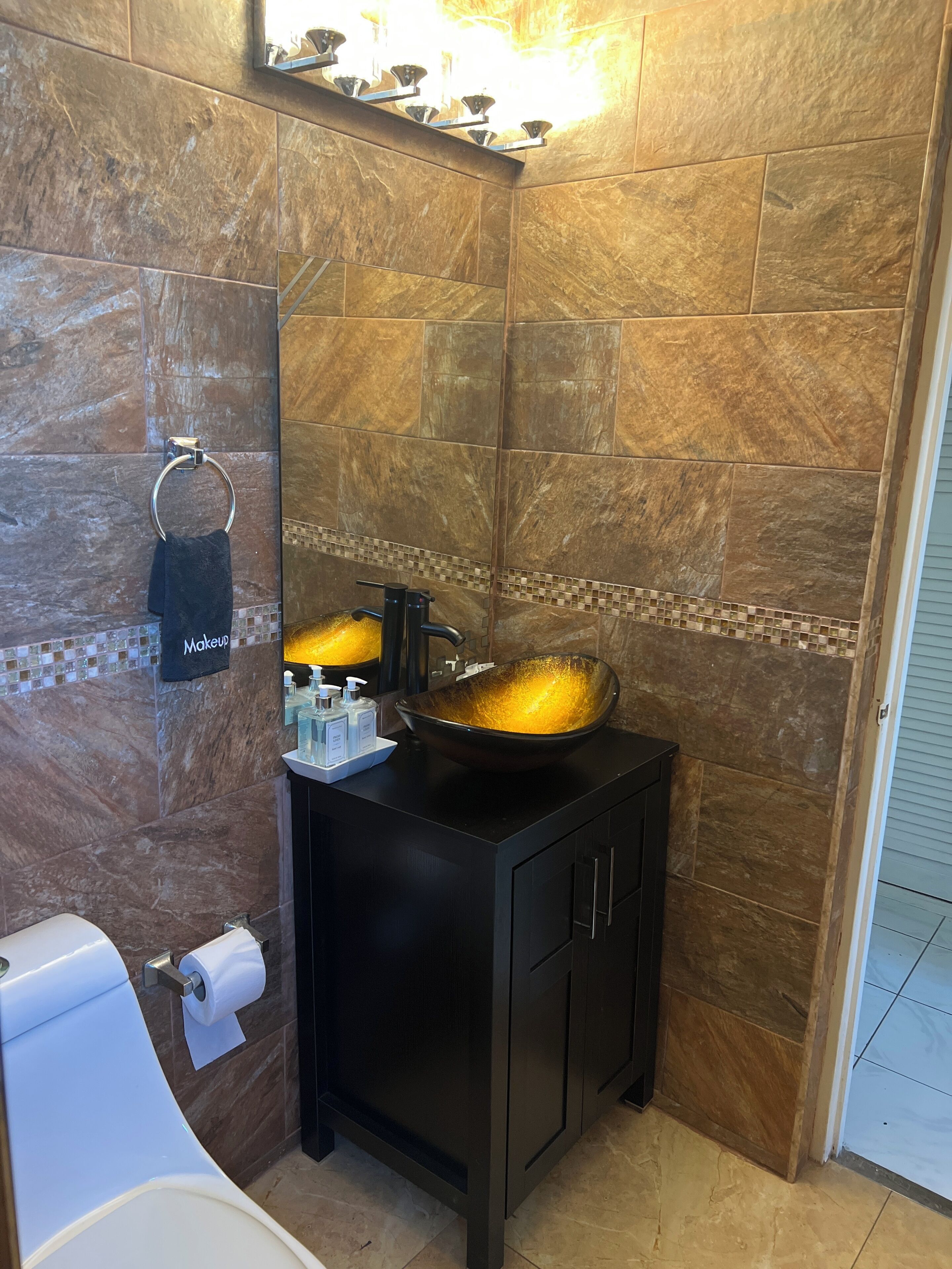 deep-soaking bathtub, hydromassage showerhead, free toiletries