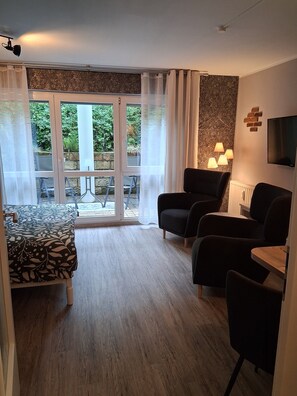 Fernseher, Bücher, Stereoanlage