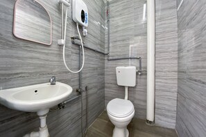 Economy Double Room, Shared Bathroom | Bathroom | Shower, rainfall showerhead, free toiletries, bidet