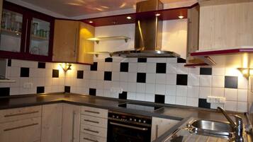 Frigorífico, microondas, horno y placa de cocina