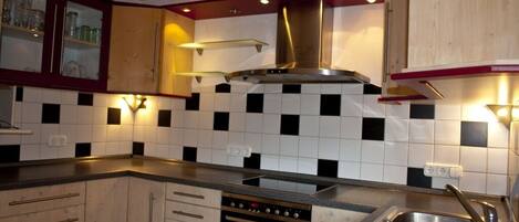 Frigorífico, microondas, horno y placa de cocina