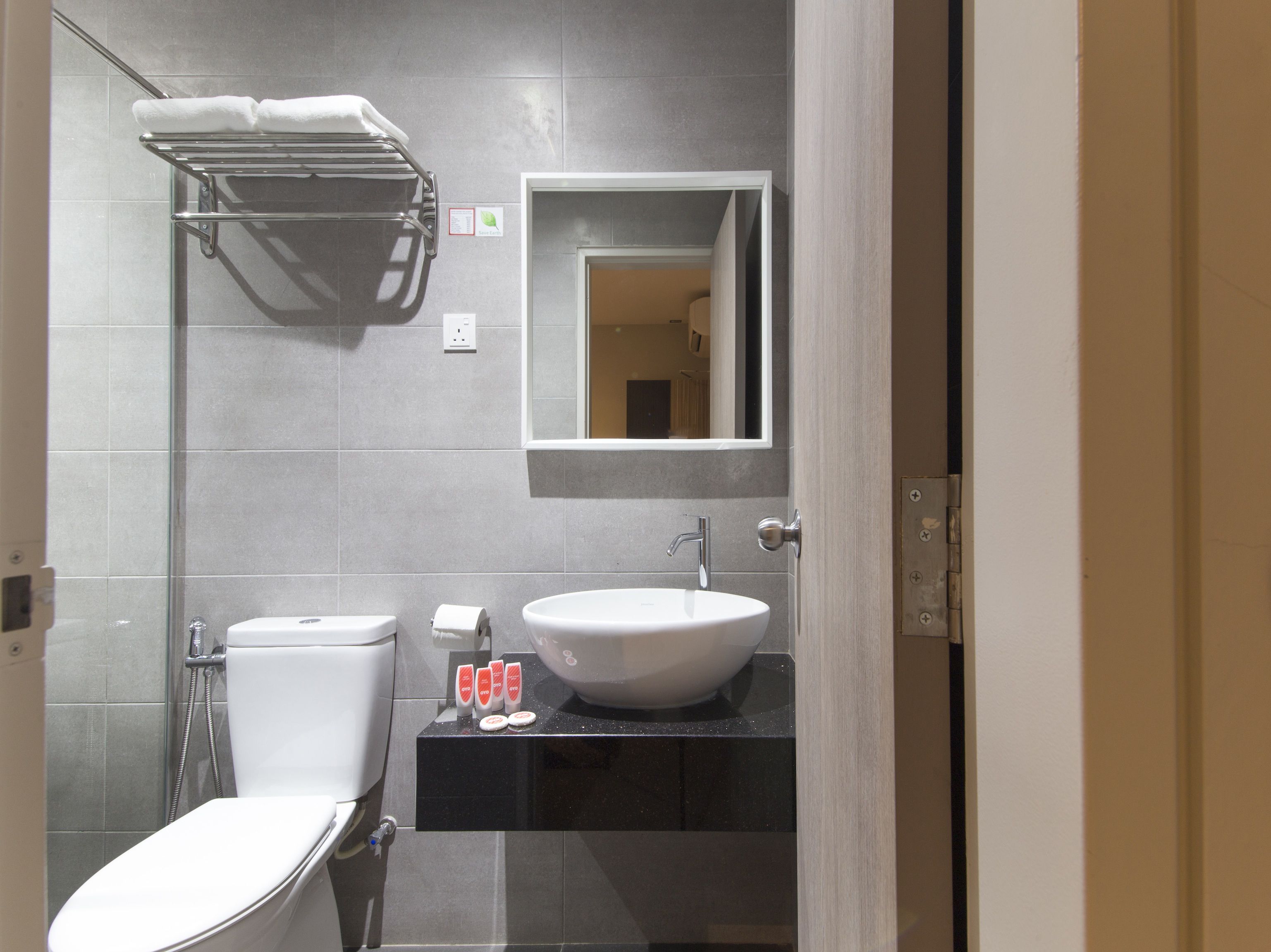 premium double room, 1 king bed | bathroom | shower, free toiletries, bidet, towels