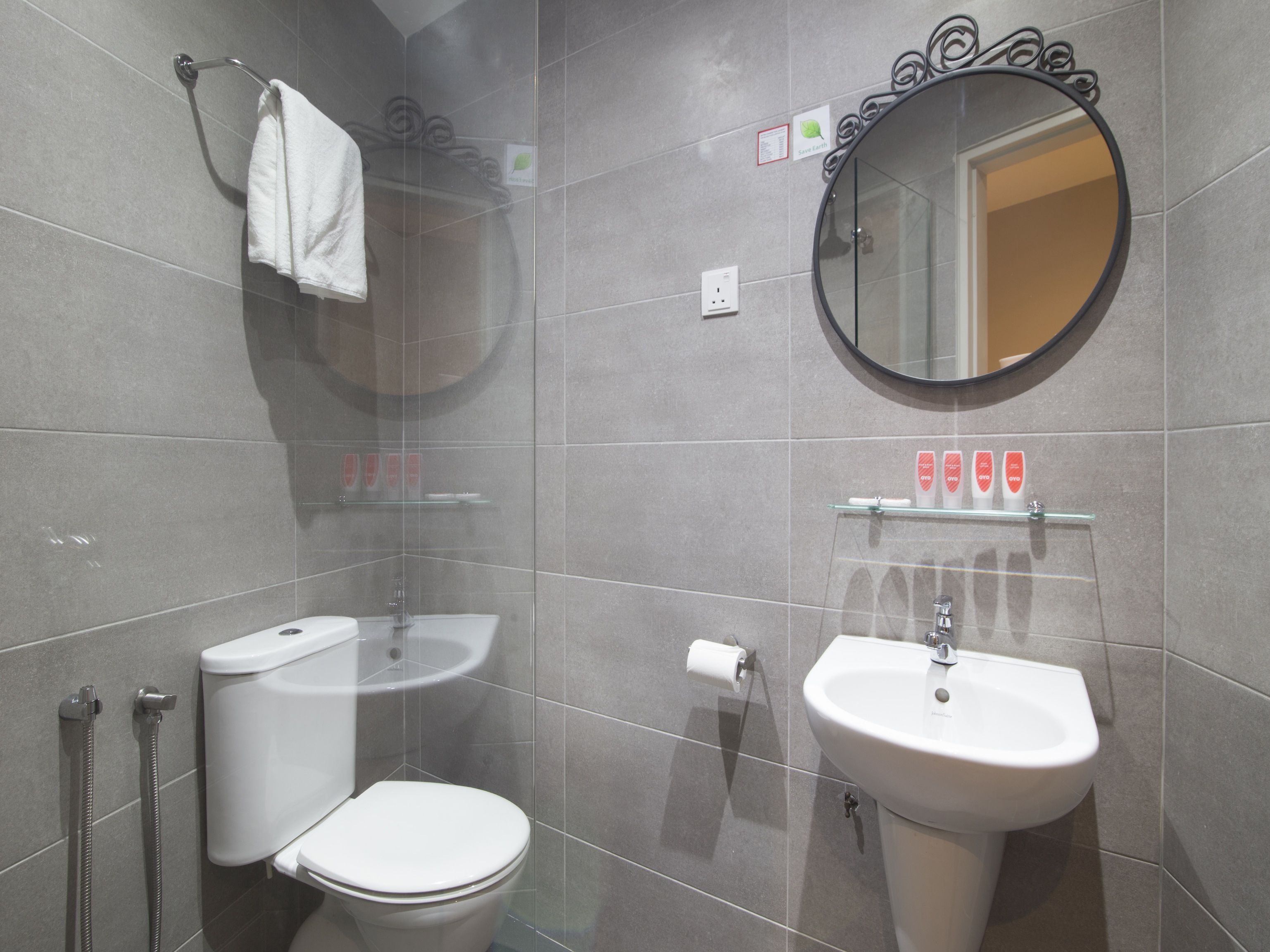 standard single room | bathroom | shower, free toiletries, bidet, towels