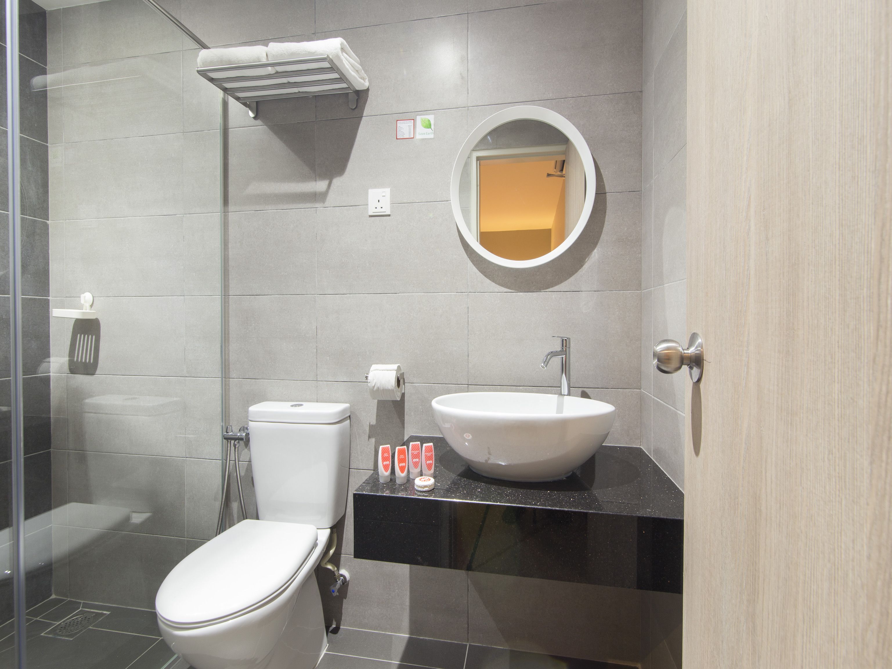 deluxe twin room | bathroom | shower, free toiletries, bidet, towels