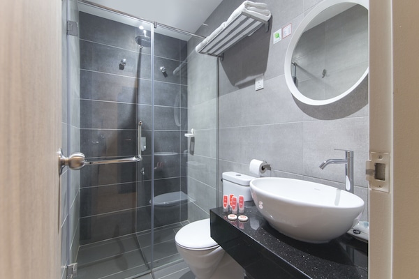 Superior Suite | Bathroom | Shower, free toiletries, bidet, towels