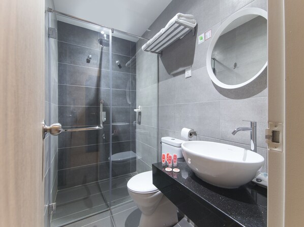 Superior Suite | Bathroom | Shower, free toiletries, bidet, towels