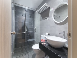 Superior Suite | Bathroom | Shower, free toiletries, bidet, towels