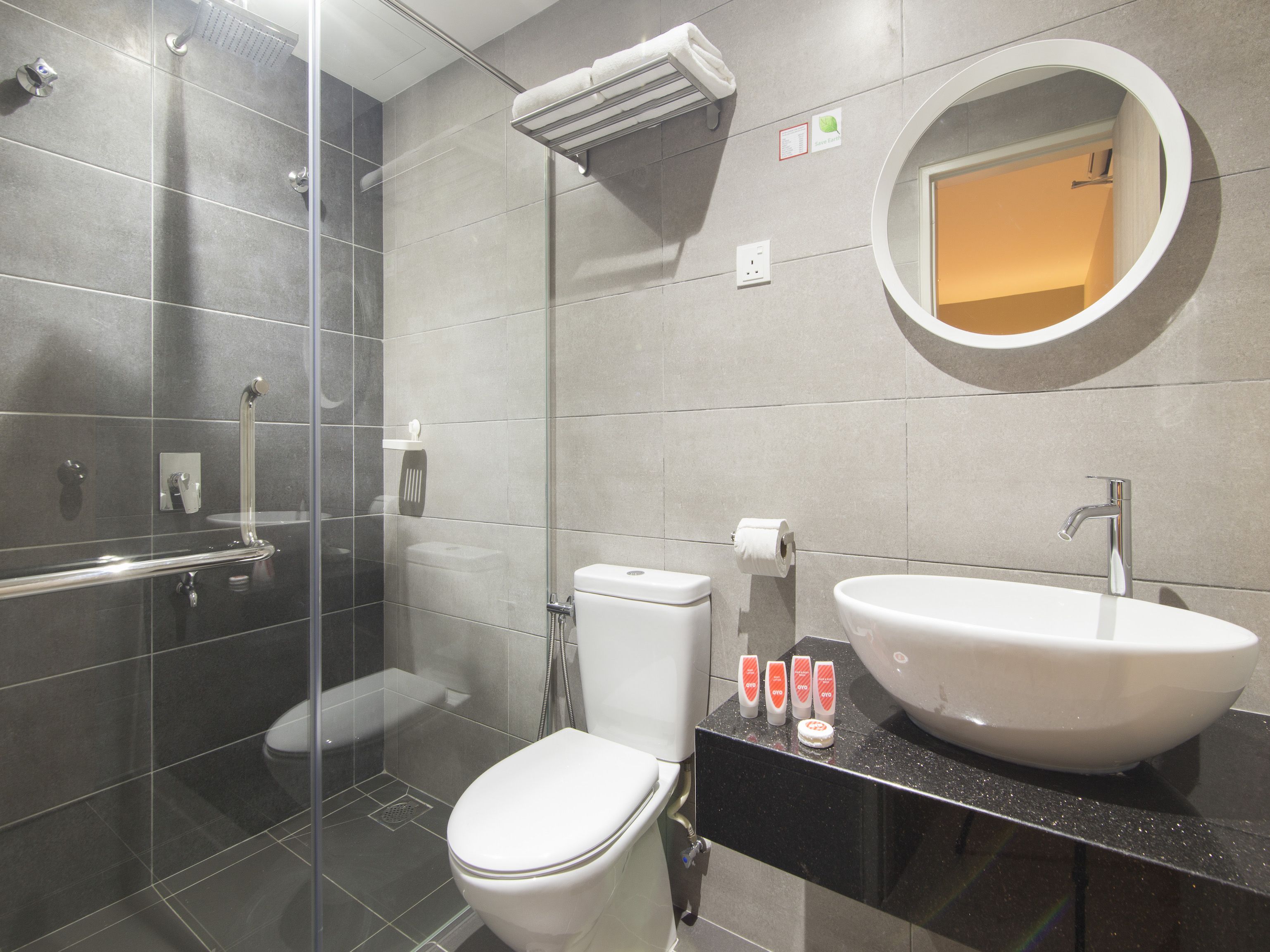 deluxe suite | bathroom | shower, free toiletries, bidet, towels