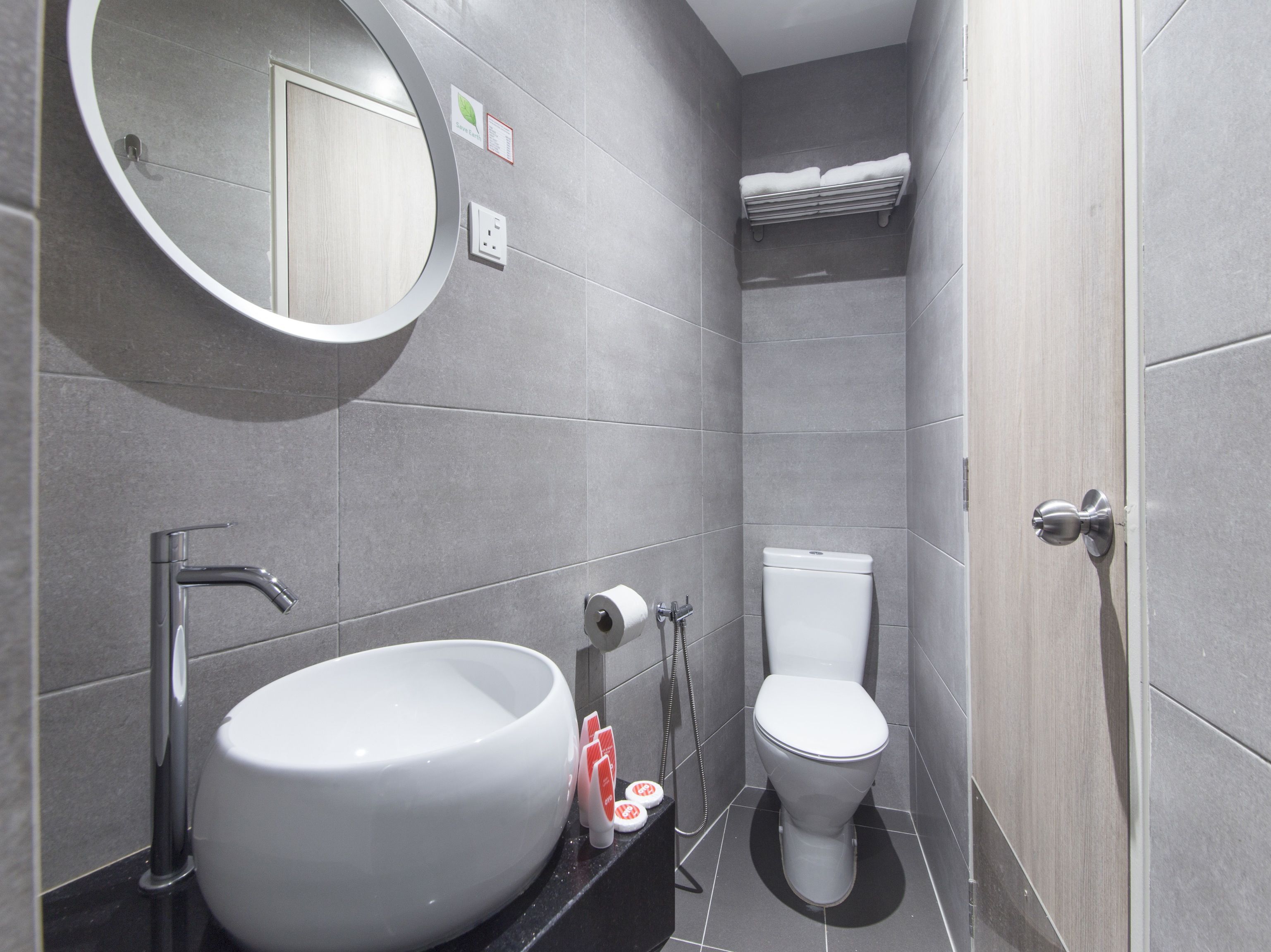 standard double room, 1 queen bed | bathroom | shower, free toiletries, bidet, towels