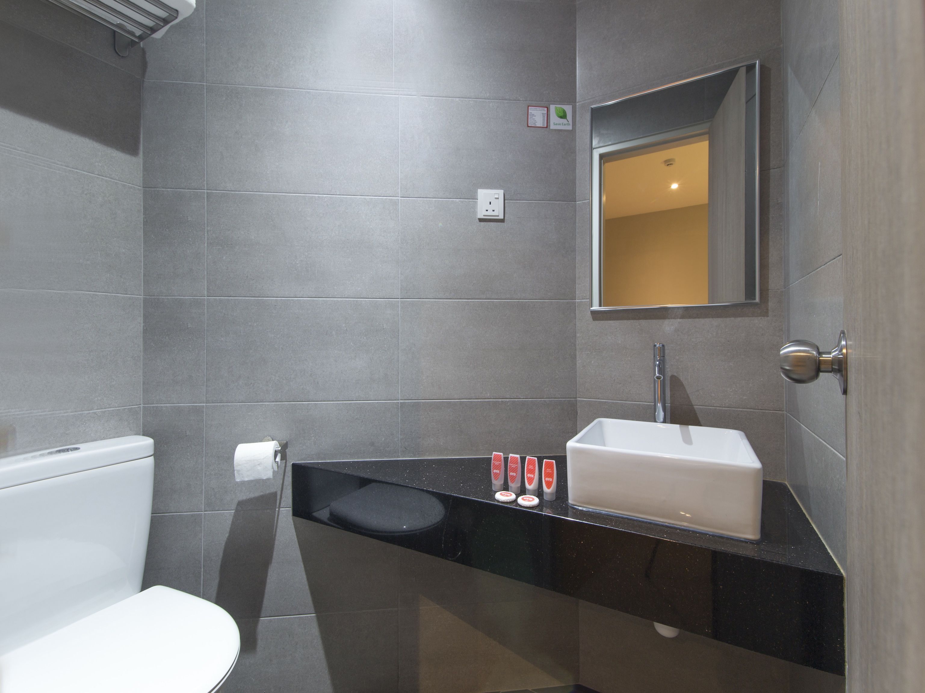 shower, free toiletries, bidet, towels