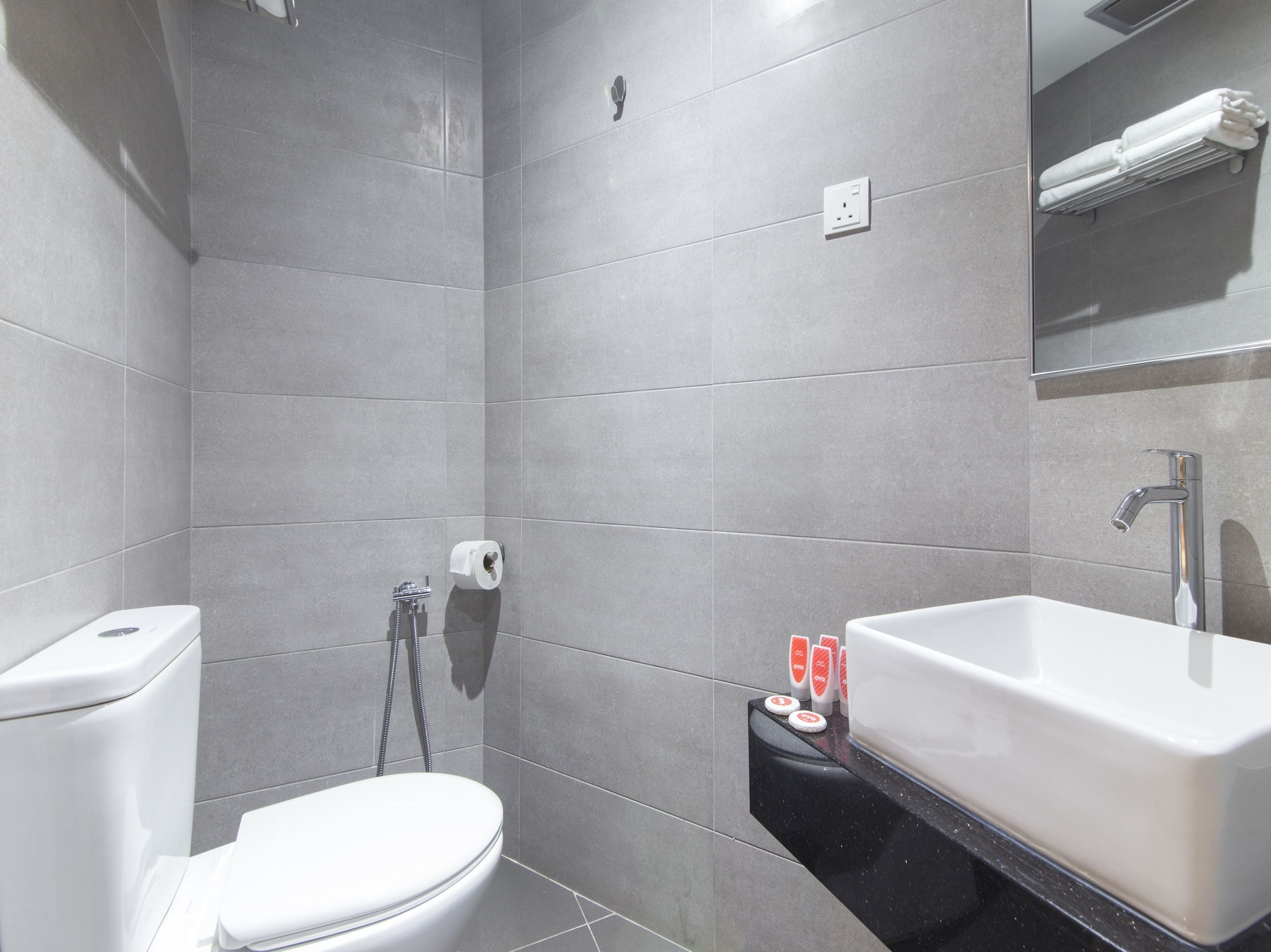 premium suite | bathroom | shower, free toiletries, bidet, towels