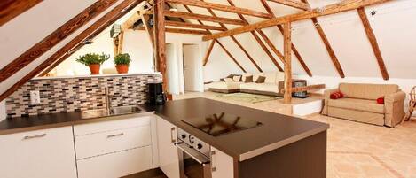 Een koelkast, een microgolfoven, een oven, een kookplaat