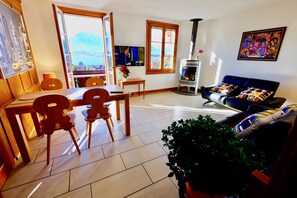 Smart TV, chimenea y estéreo 